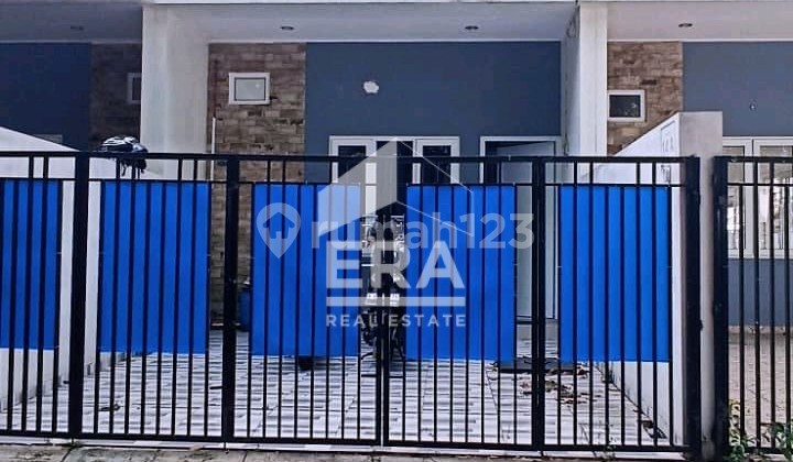 Strategic House in Kelapa Gading 1.8B, 2 floors, facing park, 2-car road access.