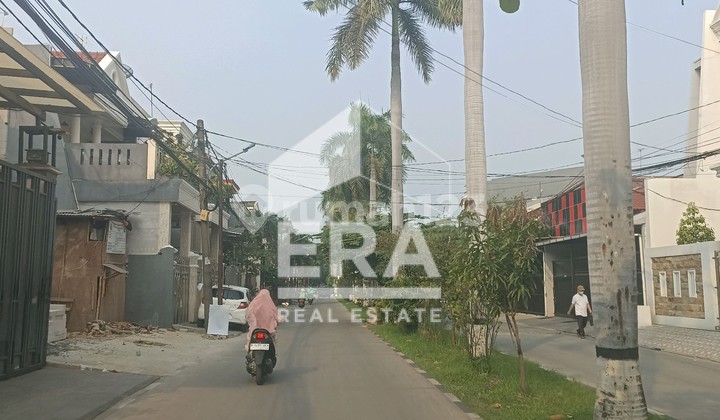 3-STORY LINKED SHOPHOUSE ON MAIN ROAD, 5 MINUTES TO KELAPA GADING