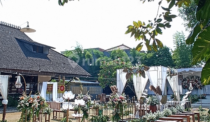 Rumah Artistik Kayu Ulin & Marmer dengan Taman yang Indah Langka 2