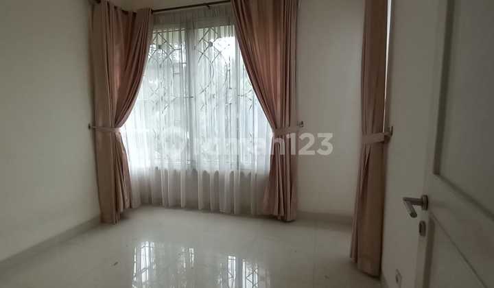 Disewakan Rumah Semi Furnished Posisi Hook di Gading Serpong Pondok Hijau Golf 2