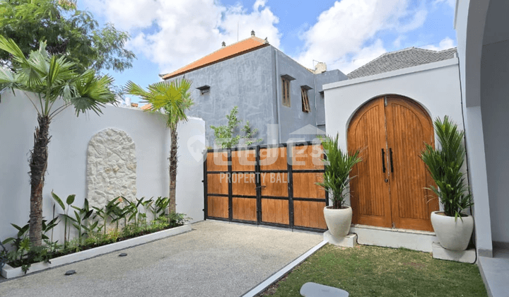 Modern 3 Bedroom Villa With Private Pool And Garage Freehold 1