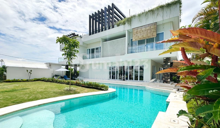 VILLA MEWAH 5 KAMAR YANG ANGGUN HANYA 100 METER DARI PANTAI CEMAGI - DENGAN PEMANDANGAN LAUT, SAWAH, DAN GUNUNG - SVFC044