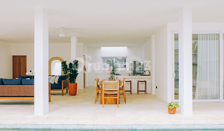 VILLA MEWAH BERGAYA MEDITERANIA DI TUMBAK BAYUH DENGAN LAHAN LUAS 300 M² DAN ROOFTOP – SVLC034