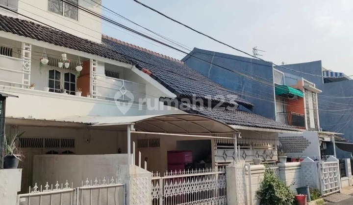 Nice House in Taman Pondok Gede Jatirahayu in Pondok Gede