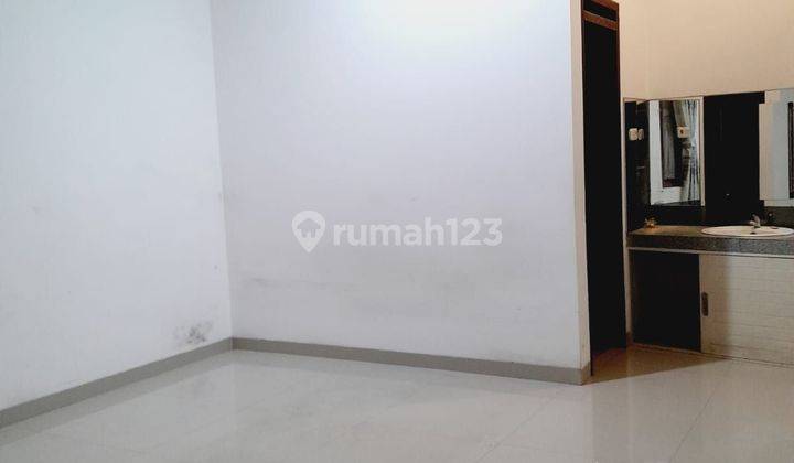 ruang tamu rmh  besar 2 lantai taman