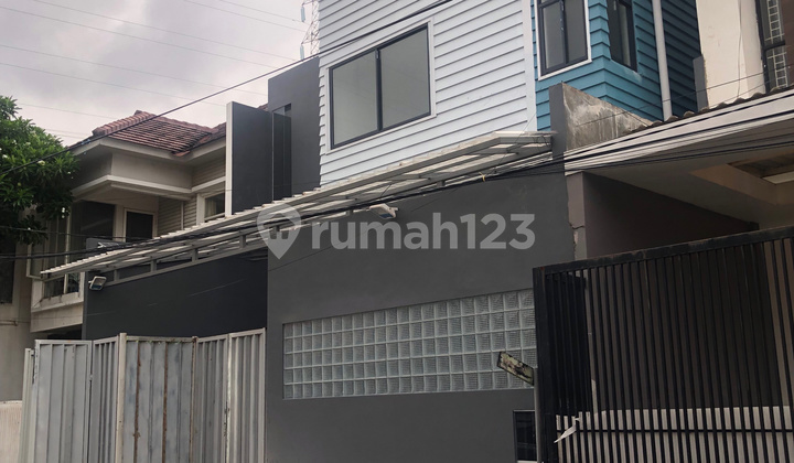 Manyar Tirtoyoso, Rumah Baru With Pool, 2,5 Lantai