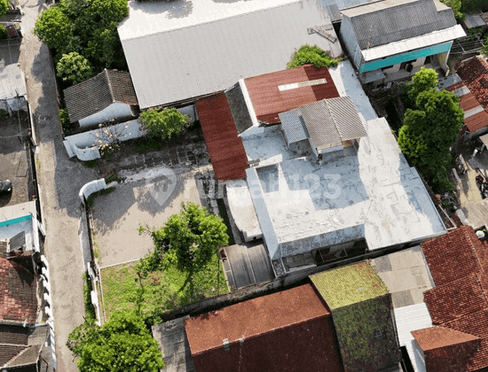 Ex-Warehouse House with Truck Box Access Near Jombor Intersection