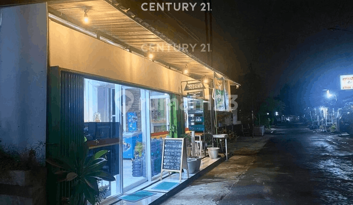 2-Story Corner House in Market Area Suitable for Various Businesses