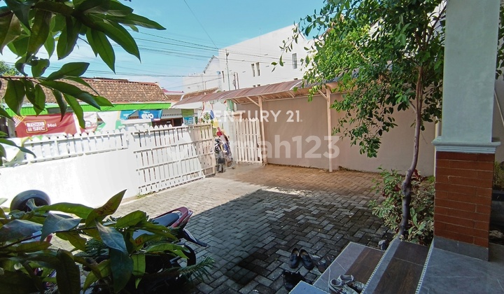 Office House for Business and Residence in Front of Empire XXI Jogja