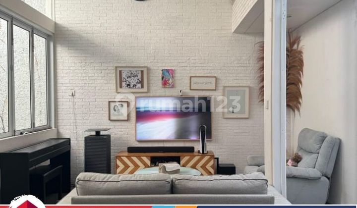 Jual Rumah Mewah siap huni semi furnish 3KT Letak Strategis Di JGC Cluster Laseine, Jakarta Timur 2