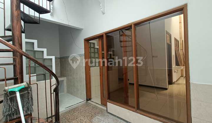 Ready-to-Occupy and Comfortable House in Banyumanik Area, Semarang - 11226 2