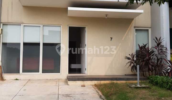 Rumah Siap Tempat Tinggal dengan Desain Elegan, Sirkulasi Udara Baik, dan Akses Jalan Lebar di Kawasan Berkembang