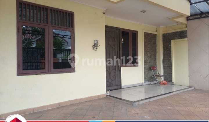 Sell a 2-Story Ready-to-Live House, Strategically Located and Flood-Free in Metland Menteng, Newly Renovated in East Jakarta