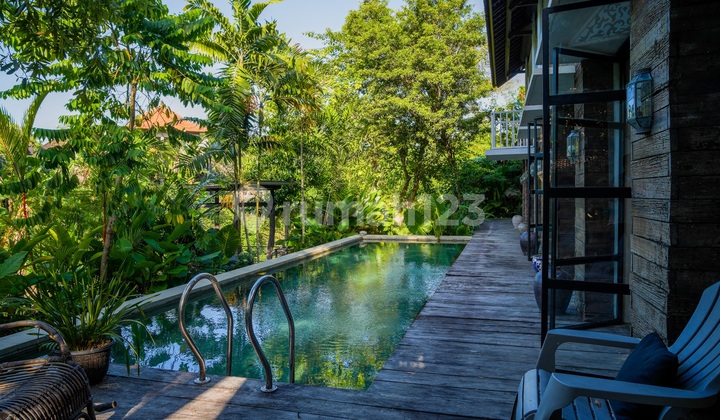 Exclusive Aesthetic and Spacious Villa, Very Comfortable to Live In Exclusive Aesthetic and Spacious Villa, Very Comfortable to Live In