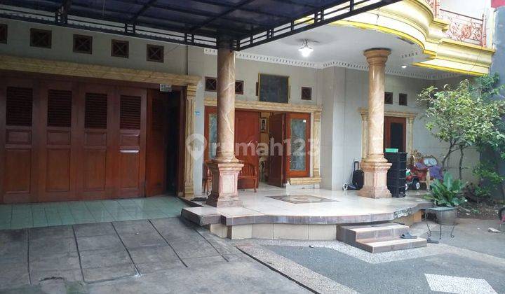 Rumah Besar dan Cantik di Pinggir Jalan Raya  1