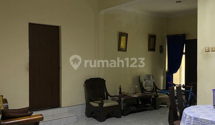 A House With a Large Land Area on the Main Road of Taman Cikunir Indah Residential Complex