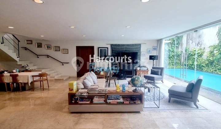 For Rent Classic Residential House, Well-Maintained and Quiet Environment, Only 5 Minutes from Senayan City Area.