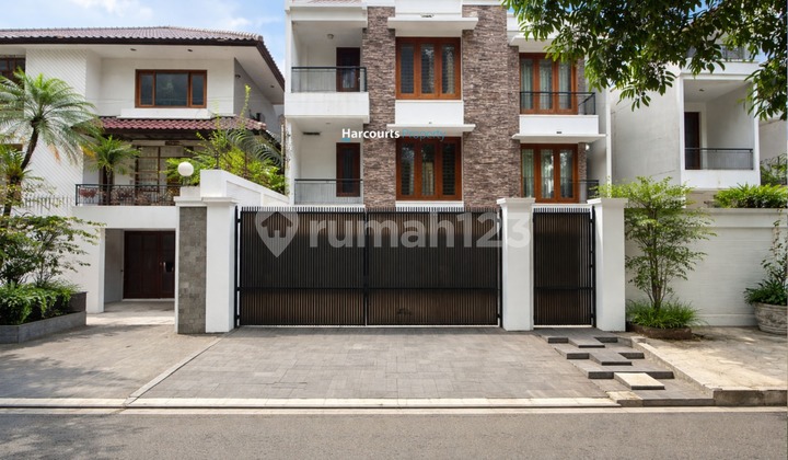 Pondok Indah Area, For Rent: Modern Tropical Residential House in a Quiet Environment near Sekolah Duta.