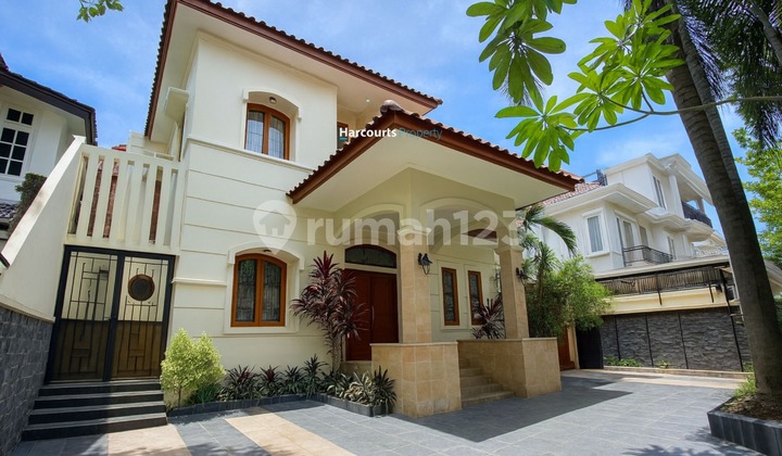 Kebayoran Baru Area, Rumah  Mediteranean Classic Double Gate One Gate System Lokasi Strategis Dekat Jl. Brawijaya, Jakarta Selatan