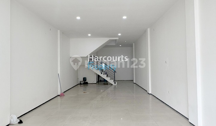 Kebayoran Baru Area, For Rent 4-Storey Shophouse Strategic Location Suitable for Office and Business in Gandaria, South Jakarta 2