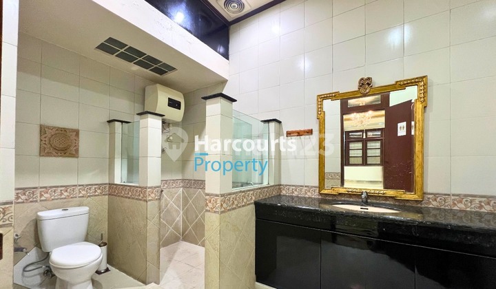 Kebayoran Baru Area, For Rent: A Nice and Well-Maintained House in a Strategic Location at Gandaria, South Jakarta 2