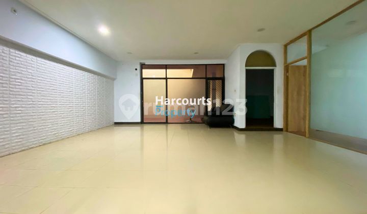 Kebayoran Baru Area, Disewakan Rumah Pinggir Jalan Cocok untuk Kantor, Dekat Senayan Area 2