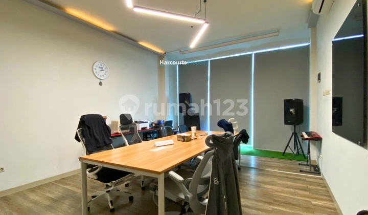 Kebayoran Area, Dijual Ruko 3,5 Lantai Lokasi Strategis Parkir Luas Cocok untuk Kantor