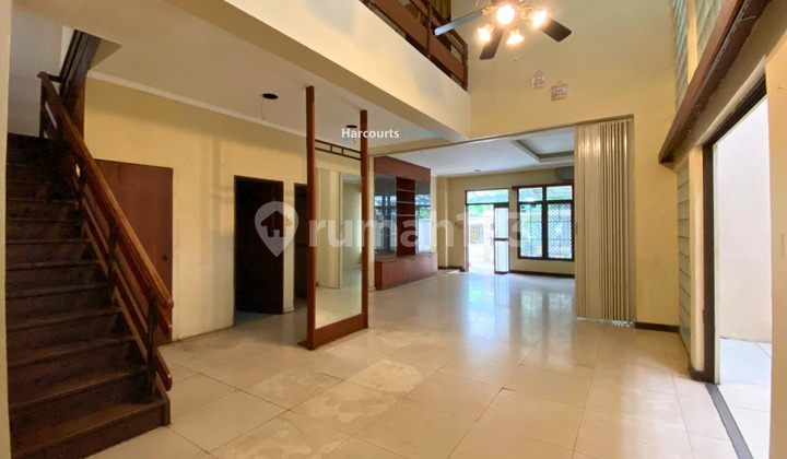 Kebayoran Baru Area, For Rent: Beautiful and Well-Maintained House, Suitable for a Silent Office. Strategic location in Mendawai, Kebayoran Baru.