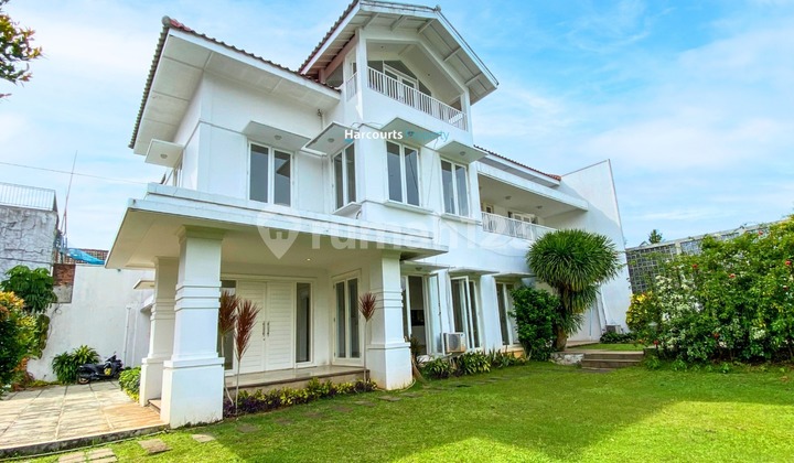 Cipete Area, Beautiful Residential House with a Very Strategic Location, Spacious Yard, 5 Minutes Access to TB Simatupang-Pondok Indah Toll Road.