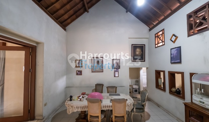 Kebayoran Baru Area For Sale: House with Super Large Yard, Strategic Location on Panglima Polim, South Jakarta