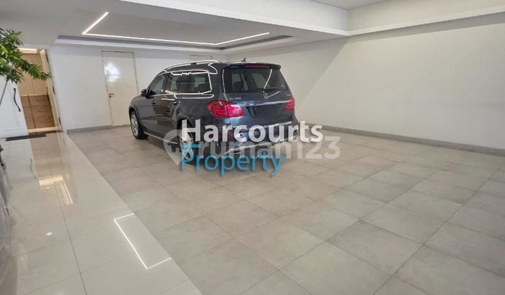 Menteng Area, Disewakan Rumah Hunian Super Mewah Lokasi Strategis di Jl. Suwiryo, Menteng 2