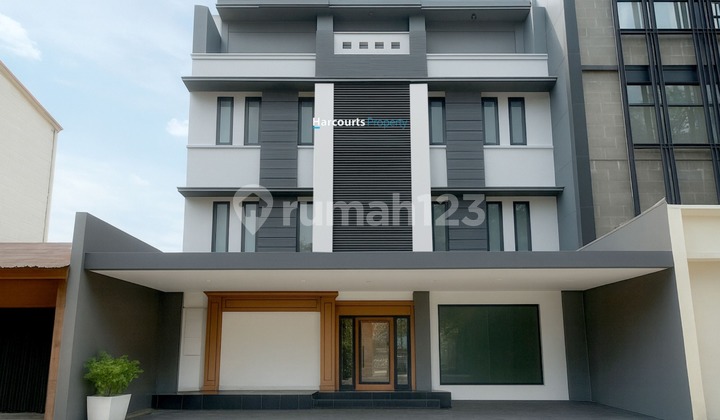 Kebayoran Baru Area, 4-Story Commercial Space for Rent, Strategic Location Suitable for Office, 5 Minutes from SCBD Business District.