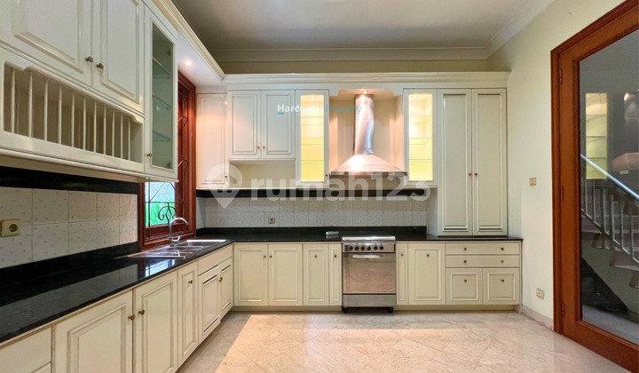 Hot Listing Kebayoran Baru Area, Dijual Rumah Klasik Lingkungan Tenang Lokasi Strategis Dekat Jl. Wijaya, Jakarta Selatan