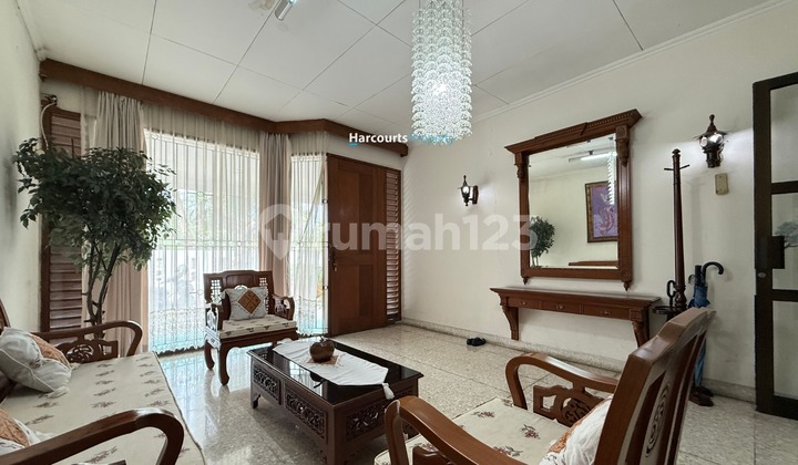 Pondok Indah Area, Dijual Rumah Klasik Bagus dan Terawat Lokas Strategis di Bukit Hijau 2