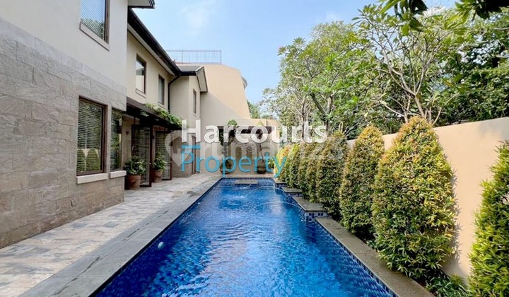 Kuningan Area, Dijual Rumah Hunian dengan Taman yang Cantik Full Furnished di Kawasan Mega Kuningan