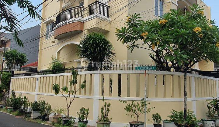 Rumah Bagus Dan Nyaman 3 Lantai Furnished Siap Huni di Jalan Kesehatan Jakarta Pusat 1