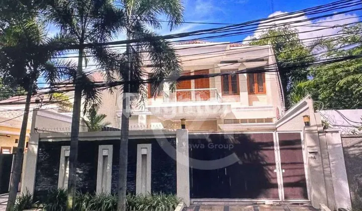 RUMAH MEWAH GAYA KLASIK DI MENTENG