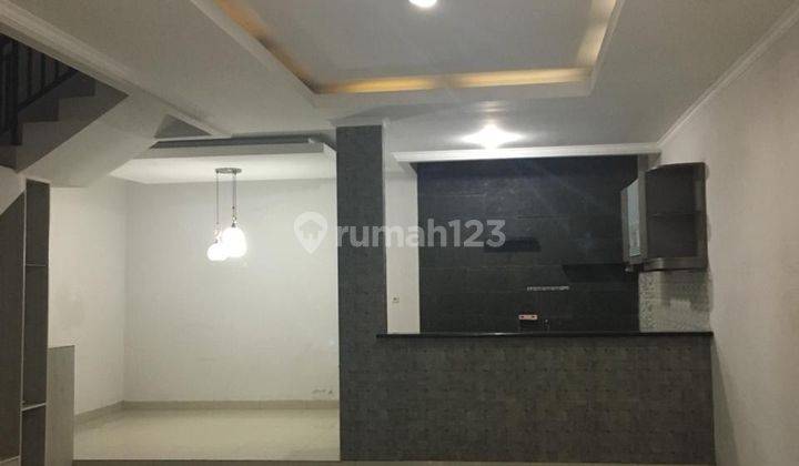 Rumah 2,5 Lantai Bagus SHM Semifurnished Taman Ratu Jakbar 2