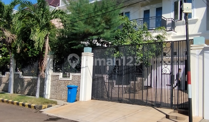 Rumah Bagus SHM 2,5 Lantai Furnished Danau Indah Barat Sunter