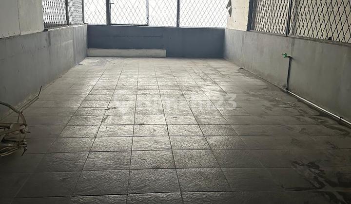 3 nice shophouses in a row on Roxy, Biak, Cideng for rent, IDR 220 million/year per shophouse. 2