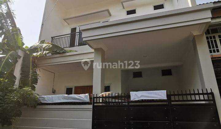 Rumah Gresh Cantik Siap Huni di Semolowaru Elok, Surabaya 2