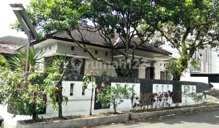 Well-Maintained Hook House in Magartru Turangga, Downtown Bandung 2
