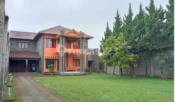 Villa House with Swimming Pool Area in Lembang