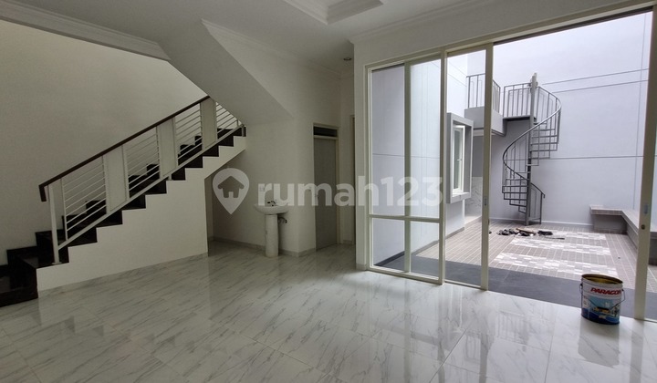 New Gress 2 Lantai Dekat Pakuwon Mall Rumah Bagus SHM