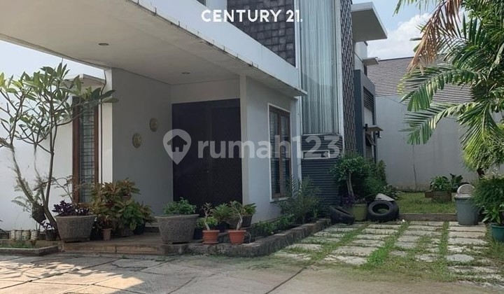 Rumah Luas dengan Kolam Renang Pribadi Dijual di Bintaro Sektor 9