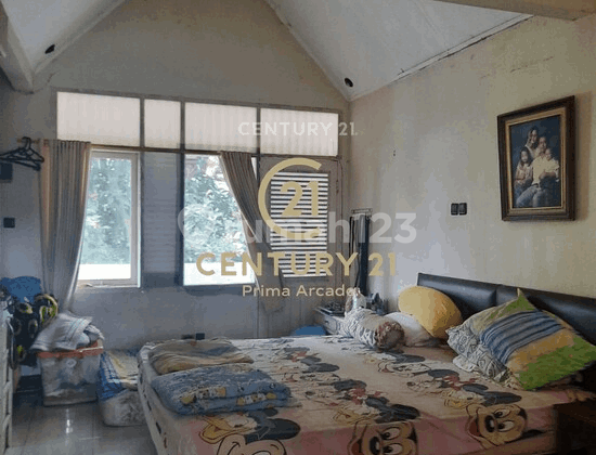 House for sale needing renovation in Sector 5 Bintaro, near toll access and strategic location. 2