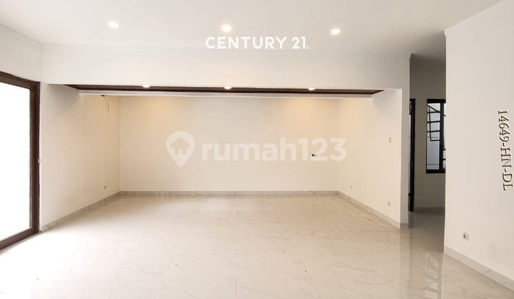 The House Has Been Renovated, Ready to Occupy, With a Swimming Pool in Discovery. 2