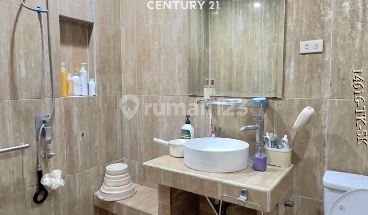 For Sale House With Large Land Suitable for KOST Business in Tebet Area 2