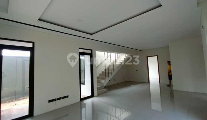 Rumah Posisi Hoek di Kota Baru Parahyangan 1