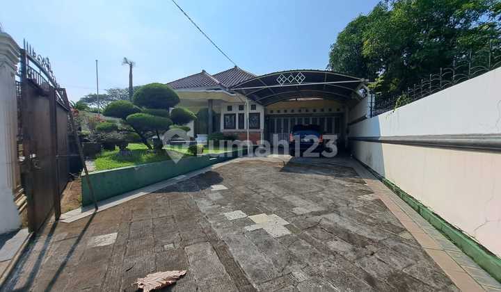 Rumah Mewah Luas Bonus Furnish di Cirebon Taman Depan Belakang 2